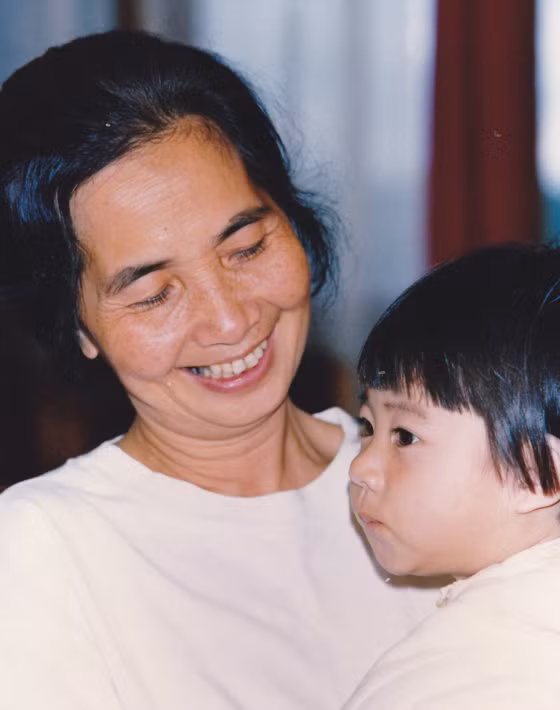 Giáo sư Lê Kim Ngọc bên trẻ em Làng SOS Đà Lạt