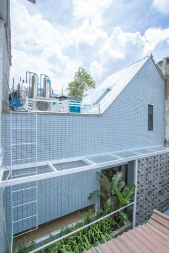 Mặc dù diện tích của ngôi nhà khá khiêm tốn nhưng thiết kế đáp ứng được tất cả các nhu cầu cho cuộc sống thoải mái của một gia đình nhỏ.