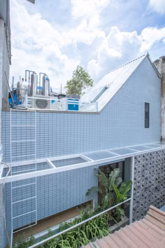 Mặc dù diện tích của ngôi nhà khá khiêm tốn nhưng thiết kế đáp ứng được tất cả các nhu cầu cho cuộc sống thoải mái của một gia đình nhỏ.