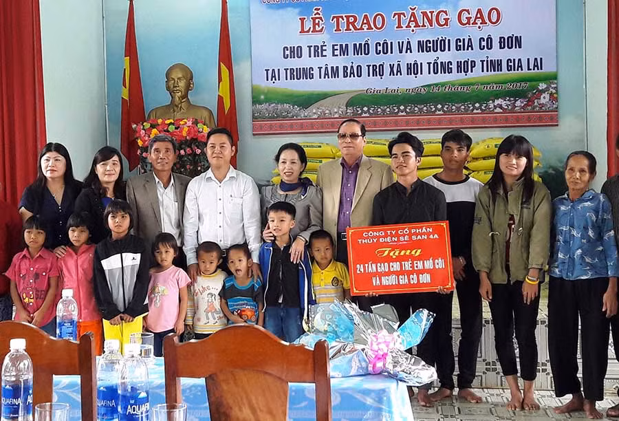  Người già và trẻ mồ côi tại Trung tâm Bảo trợ Xã hội Tổng hợp tỉnh thường xuyên nhận được sự quan tâm, giúp đỡ của toàn xã hội. Ảnh: Đ.Y