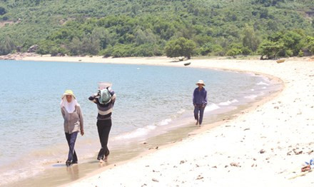 Người dân làng Vân trở về sau buổi đánh cá trưa tại làng cũ.