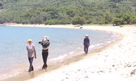 Người dân làng Vân trở về sau buổi đánh cá trưa tại làng cũ.