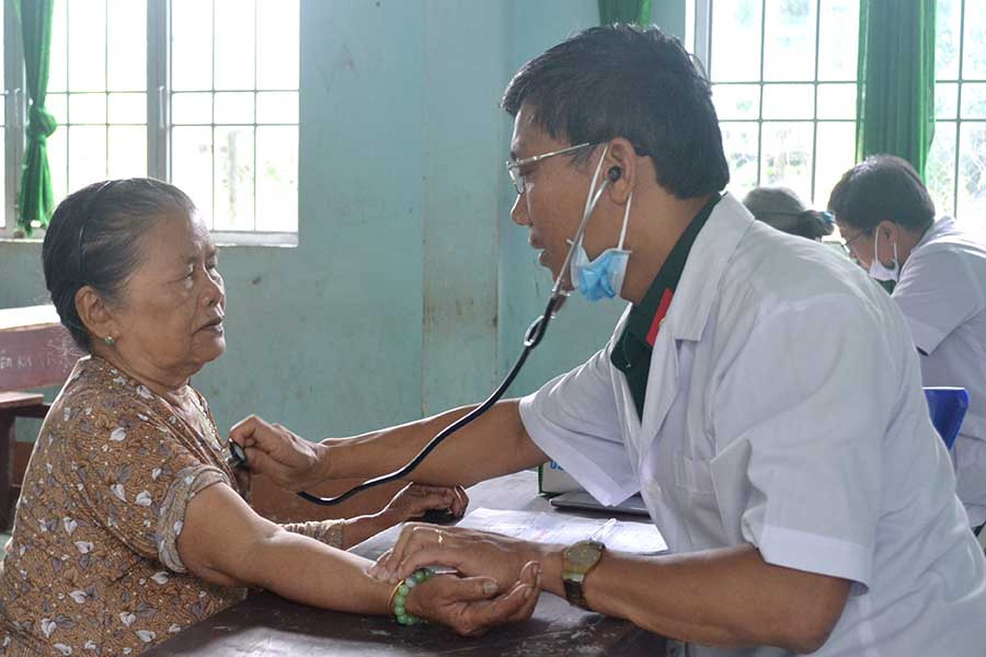 Các bác sĩ tình nguyện viên khám bệnh cho người dân xã An Trung. Ảnh: Lê Hòa Các bác sĩ tình nguyện viên khám bệnh cho người dân xã An Trung. Ảnh: Lê Hòa