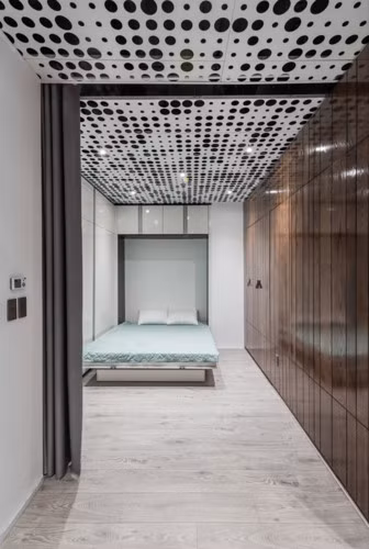 Khi cần thiết, căn phòng này cũng có thể trở thành phòng ngủ nhỏ với chiếc giường gấp có sẵn.