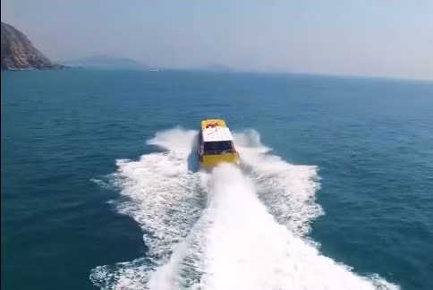 Du khách ra đảo phải đi bằng ca nô.