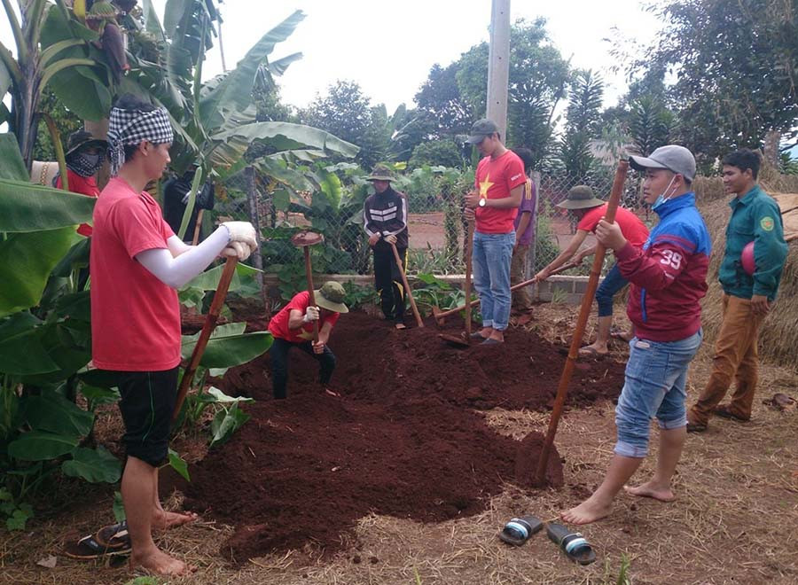 Các sinh viên tình nguyện đào hố rác cho bà con. Ảnh: P.L Các sinh viên tình nguyện đào hố rác cho bà con. Ảnh: P.L