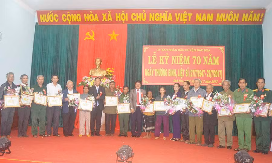  Huyện Đak Đoa biểu dương 37 người có công tiêu biểu. Ảnh: Đ.Y