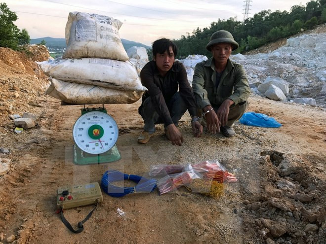 Hai đối tượng cùng tang vật. Hai đối tượng cùng tang vật.