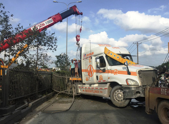 Chiếc xe lao đầu qua làn đường ngược lại sau va chạm với một ô tô khác. Chiếc xe lao đầu qua làn đường ngược lại sau va chạm với một ô tô khác.