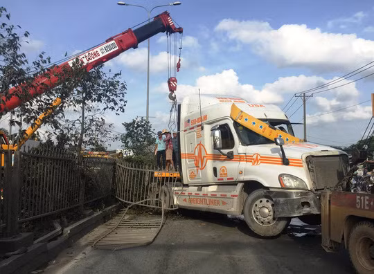 Chiếc xe lao đầu qua làn đường ngược lại sau va chạm với một ô tô khác.