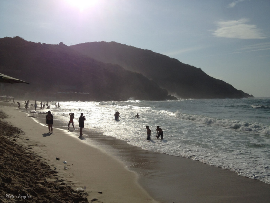 Ngoài ra khi đến đây, du khách có thể thưởng thức những món hải sản tươi ngon, do chính ngư dân nuôi trồng, đánh bắt. Đặc sản nổi tiếng của "Tam Bình" là tôm hùm. Bên cạnh đó, món cầu gai hay nhum cũng được thực khách yêu thích. Ngoài ra khi đến đây, du khách có thể thưởng thức những món hải sản tươi ngon, do chính ngư dân nuôi trồng, đánh bắt. Đặc sản nổi tiếng của