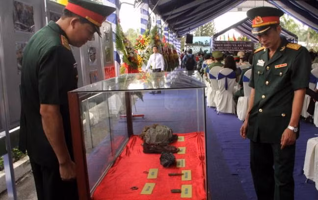 Tỉnh ủy Đồng Nai ngày 12-7 đã tổ chức lễ truy điệu 72 liệt sĩ hy sinh Tết Mậu Thân 1968 tại sân bay Biên Hòa. Bên cạnh khuôn viên làm lễ là những vật dụng của các liệt sĩ được tìm thấy dưới hố chôn.