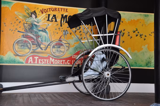 Mỗi vật dụng, mỗi món đồ nội thất hay trang trí trong khu nghỉ dưỡng này đều có lý do của nó, như chiếc xe kéo điển hình khi nhắc đến lịch sử Đông Dương vào thế kỷ XX.