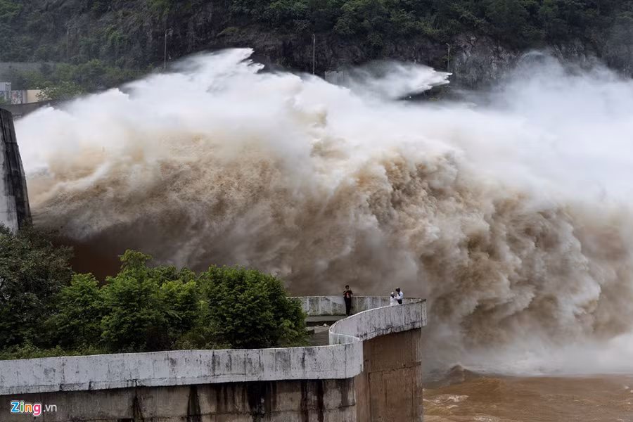 Theo quy trình vận hành liên hồ chứa trên lưu vực sông Hồng, trước đó Ban chỉ đạo Trung ương về Phòng chống thiên tai lệnh Giám đốc Công ty thủy điện Hòa Bình mở 2 cửa xả đáy ở hồ thủy điện Hòa Bình.