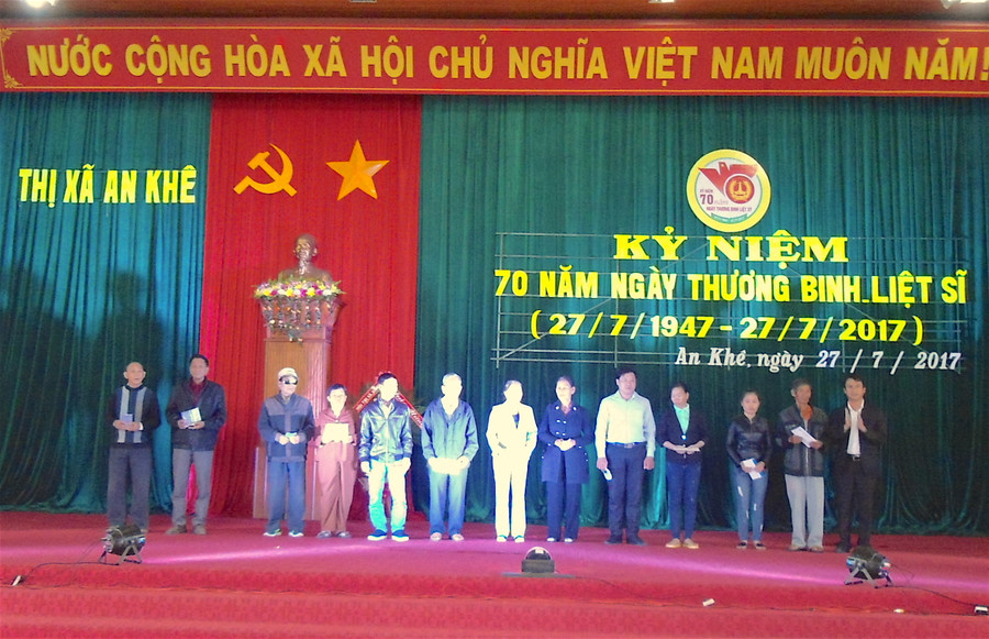 Nhà máy Đường An Khê trao tặng sổ tiết kiệm cho các gia đình chính sách. Ảnh: Mộc Trà