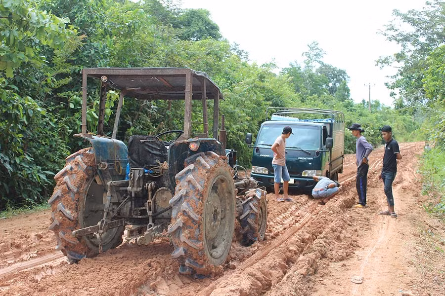 Ô tô con vật vã với con đường lầy lội. Ảnh: Nguyễn Diệp