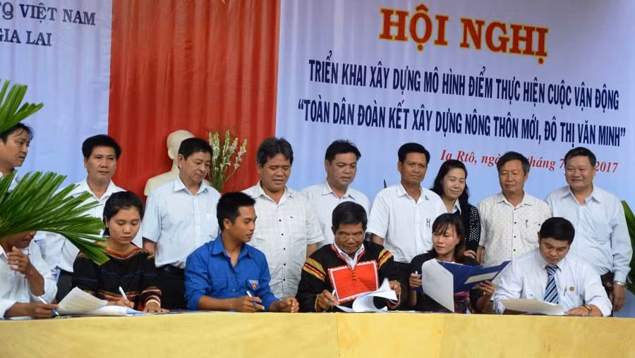 Lãnh đạo Ban Thường trực MTTQ xã Ia Rtô đã ký cam kết thực hiện cuộc vận động với các đoàn thể chính trị-xã hội. Ảnh: Đức Phương