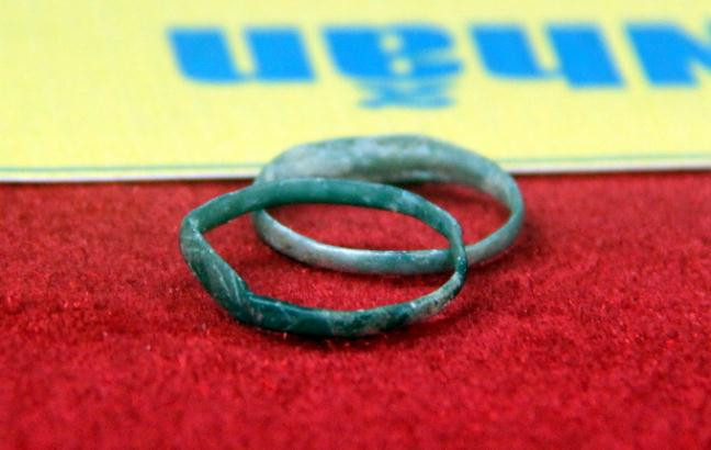 Trong đó, nhiều người chú ý nhất là cặp nhẫn được làm bằng vỏ đạn. 