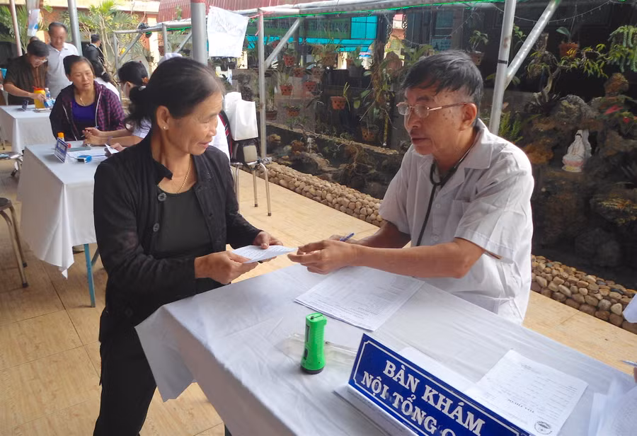 Các bác sĩ khám và tư vấn bệnh cho người dân. Ảnh: Hồng Thi