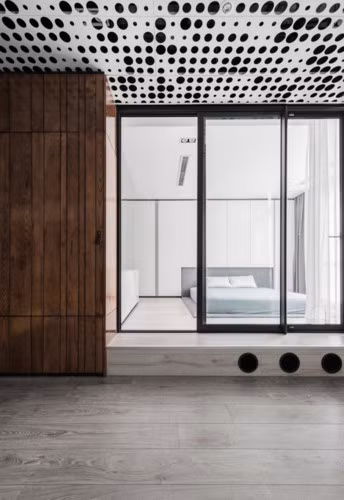 Ngôi nhà ban đầu được tạo thành từ những không gian cá nhân nhỏ, ít ánh sáng tự nhiên. Để khắc phục vấn đề này, bức tường trong phòng ngủ chính đã được thay thế bằng kính.