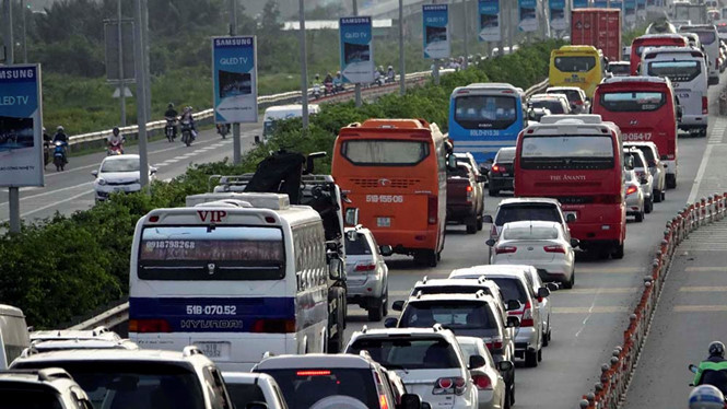 Dòng xe nối đuôi trên lối ra cao tốc TP.HCM - Long Thành - Dầu Giây chiều 29.7.2017.
