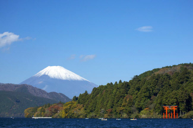  Thành phố Hakone, Nhật Bản: Tới thành phố này, du khách có thể chiêm ngưỡng ngọn núi Phú Sĩ hay thư giãn trong các dong suối nước nóng tự nhiên.