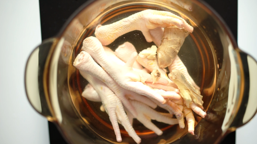 Cách làm: bài thuốc này được chế biến như những món ăn bình thường nên ai cũng có thể làm được. Sau khi làm sạch chân gà, bỏ chân gà và lạc vào nồi, cho thêm 1 lít nước + gia vị vừa miệng hầm trong khoảng 1 đến 1 tiếng rưỡi là được. Ảnh: Báo thanh niên.