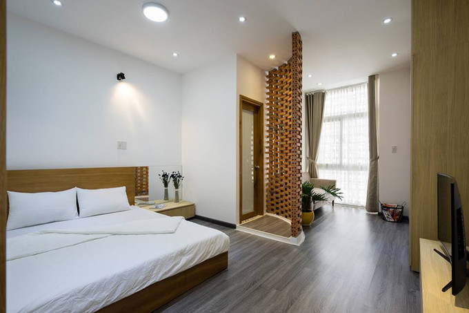 Mỗi căn phòng đều có nét duyên dáng riêng, có thể là đôi đèn màu đỏ nổi bật hay một bức vách gạch lỗ vừa che lối vào WC vừa tạo nền trang trí cho khu đọc sách. Mỗi căn phòng đều có nét duyên dáng riêng, có thể là đôi đèn màu đỏ nổi bật hay một bức vách gạch lỗ vừa che lối vào WC vừa tạo nền trang trí cho khu đọc sách.