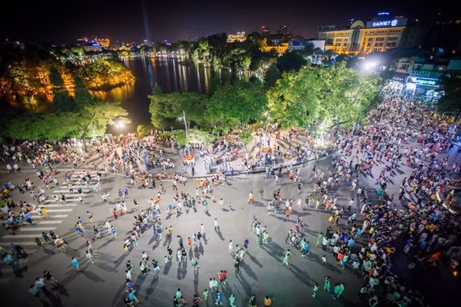 Người đi bộ ở quảng trường Đông Kinh Nghĩa Thục.