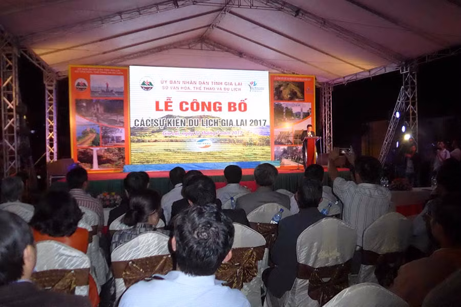 Lãnh đạo ngành văn hóa-du lịch phát động hưởng ứng “Bộ quy tắc ứng xử văn minh du lịch” đến đông đảo người dân. Ảnh: Hoàng Ngọc Lãnh đạo ngành văn hóa-du lịch phát động hưởng ứng “Bộ quy tắc ứng xử văn minh du lịch” đến đông đảo người dân. Ảnh: Hoàng Ngọc