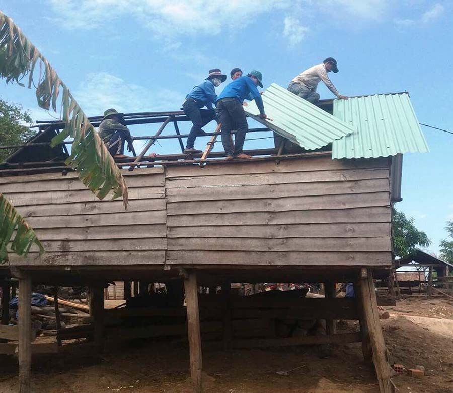  Đoàn viên thanh niên huyện Ia Pa sửa chữa nhà ở cho người có công với cách mạng. Ảnh: Đ.P