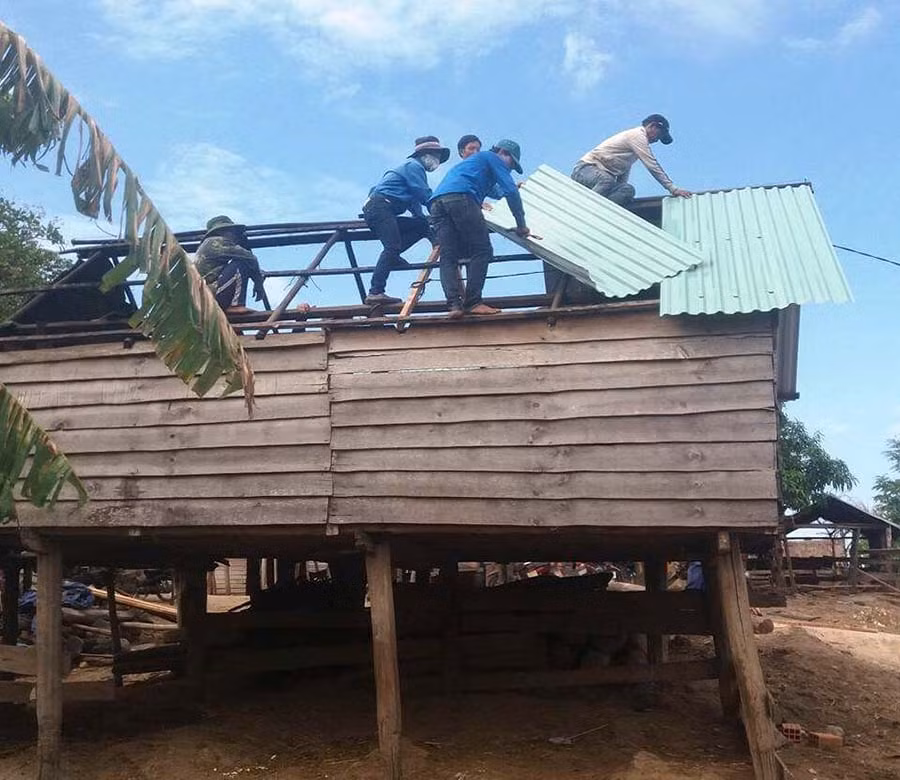  Đoàn viên thanh niên huyện Ia Pa sửa chữa nhà ở cho người có công với cách mạng. Ảnh: Đ.P