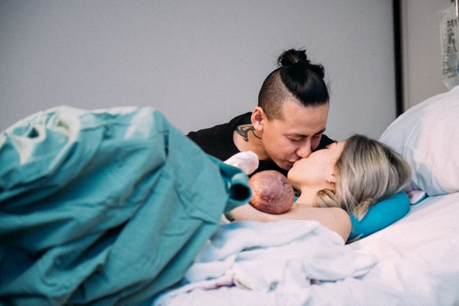 Cả gia đình bên nhau hạnh phúc sau khi em bé chào đời.