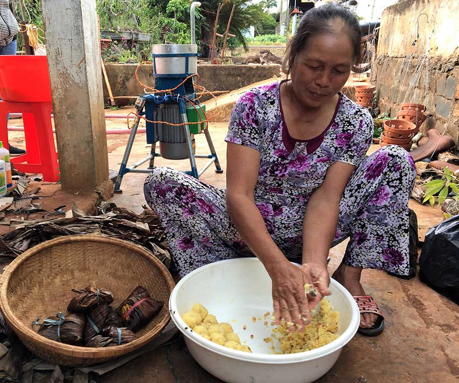 Để làm nên chiếc bánh gai phải trải qua rất nhiều công đoạn tỉ mỉ, khéo léo. Ảnh: Phương Linh Để làm nên chiếc bánh gai phải trải qua rất nhiều công đoạn tỉ mỉ, khéo léo. Ảnh: P.L