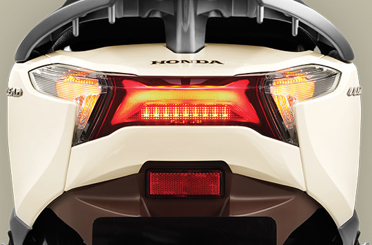 Đèn hậu cũng được sử dụng công nghệ LED. Ngoài ra, logo 3D là chi tiết tạo điểm nhấn cho tổng thể thiết kế của phiên mới lần này. Logo 3D được tạo hình cách điệu với phông chữ mới. Đèn hậu cũng được sử dụng công nghệ LED. Ngoài ra, logo 3D là chi tiết tạo điểm nhấn cho tổng thể thiết kế của phiên mới lần này. Logo 3D được tạo hình cách điệu với phông chữ mới.