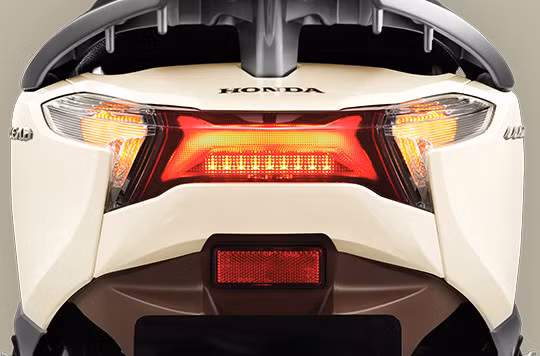 Đèn hậu cũng được sử dụng công nghệ LED. Ngoài ra, logo 3D là chi tiết tạo điểm nhấn cho tổng thể thiết kế của phiên mới lần này. Logo 3D được tạo hình cách điệu với phông chữ mới.