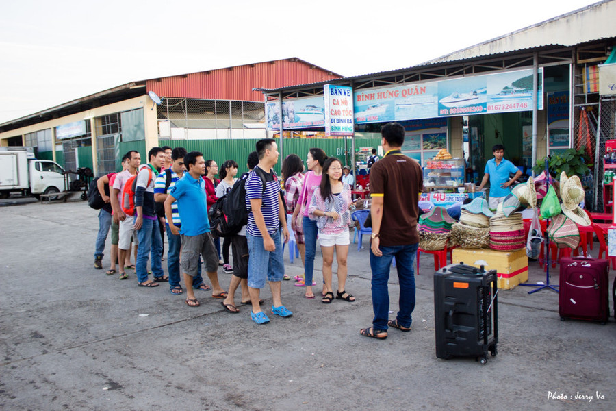 Có 2 loại vé tàu: 1 loại thuyền bình thường đi khoảng 2 tiếng, loại 2 đi bằng ca nô đi khoảng 15 phút Có 2 loại vé tàu: 1 loại thuyền bình thường đi khoảng 2 tiếng, loại 2 đi bằng ca nô đi khoảng 15 phút