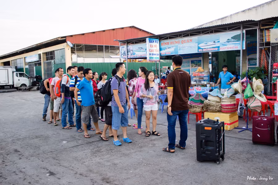 Có 2 loại vé tàu: 1 loại thuyền bình thường đi khoảng 2 tiếng, loại 2 đi bằng ca nô đi khoảng 15 phút