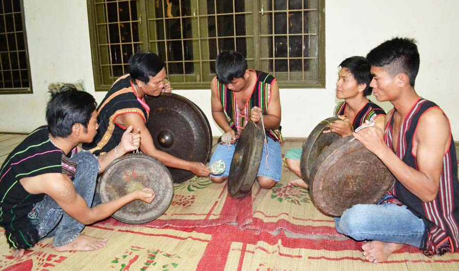 Nghệ nhân Y Ma Lai Kpă dạy các bạn chỉnh chiêng. Ảnh: Dạ Yến Thảo Nghệ nhân Y Ma Lai Kpă dạy các bạn chỉnh chiêng. Ảnh: Dạ Yến Thảo