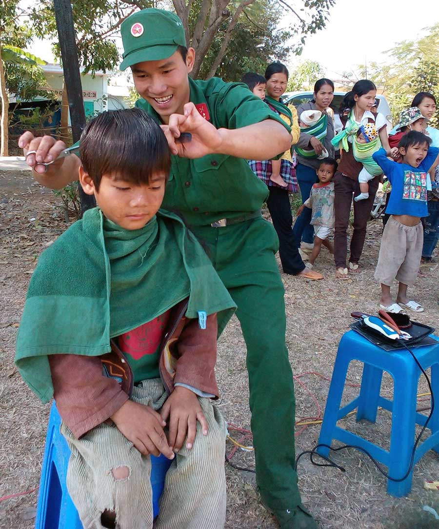 Tuổi trẻ Quân đoàn 3 thường xuyên được giáo dục, rèn luyện trong thực tiễn làm công tác dân vận. Ảnh: Anh Tùng