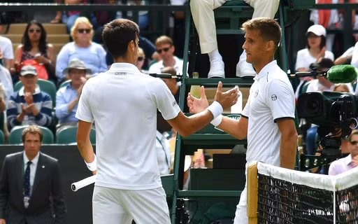 Djokovic (trái) an ủi Klizan sau khi tay vợt người Croatia quyết định bỏ trận đấu ở vòng 1 Wimbledon