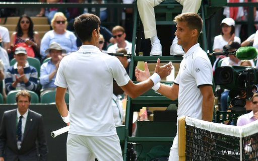 Djokovic (trái) an ủi Klizan sau khi tay vợt người Croatia quyết định bỏ trận đấu ở vòng 1 Wimbledon Djokovic (trái) an ủi Klizan sau khi tay vợt người Croatia quyết định bỏ trận đấu ở vòng 1 Wimbledon