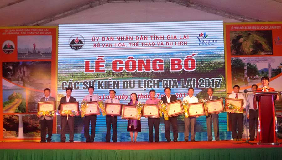 Tổ chức Vietking trao bằng công nhận 10 điểm đến hấp dẫn nhất tỉnh Gia Lai 2017 cho đại diện các đơn vị quản lý 10 điểm đến được bình chọn. Ảnh: Hoàng Ngọc Tổ chức Vietking trao bằng công nhận 10 điểm đến hấp dẫn nhất tỉnh Gia Lai 2017 cho đại diện các đơn vị quản lý 10 điểm đến được bình chọn. Ảnh: Hoàng Ngọc