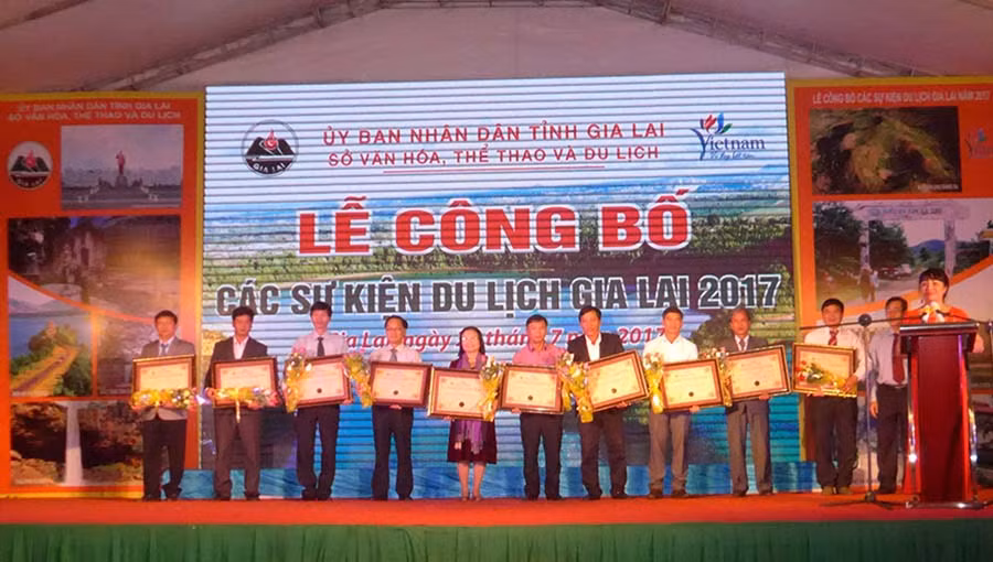 Tổ chức Vietking trao bằng công nhận 10 điểm đến hấp dẫn nhất tỉnh Gia Lai 2017 cho đại diện các đơn vị quản lý 10 điểm đến được bình chọn. Ảnh: Hoàng Ngọc Tổ chức Vietking trao bằng công nhận 10 điểm đến hấp dẫn nhất tỉnh Gia Lai 2017 cho đại diện các đơn vị quản lý 10 điểm đến được bình chọn. Ảnh: Hoàng Ngọc