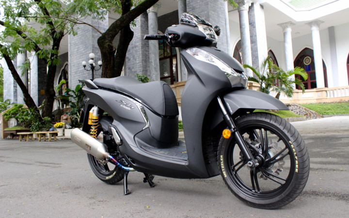 Mới đây, một chiếc Honda SH 300i 2017 vừa được một thành viên của hội SH độ lại với nhiều đồ hiệu đắt tiền nhưng vẫn không làm mất đi những đường nét mềm mại quyến rũ vốn có.