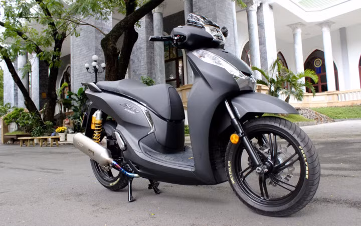 Mới đây, một chiếc Honda SH 300i 2017 vừa được một thành viên của hội SH độ lại với nhiều đồ hiệu đắt tiền nhưng vẫn không làm mất đi những đường nét mềm mại quyến rũ vốn có.