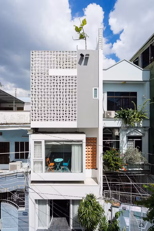 Diện tích mặt bằng không rộng (54 m2) nhưng gia chủ muốn không gian từng phòng phải rộng, có nhiều ánh sáng tự nhiên.