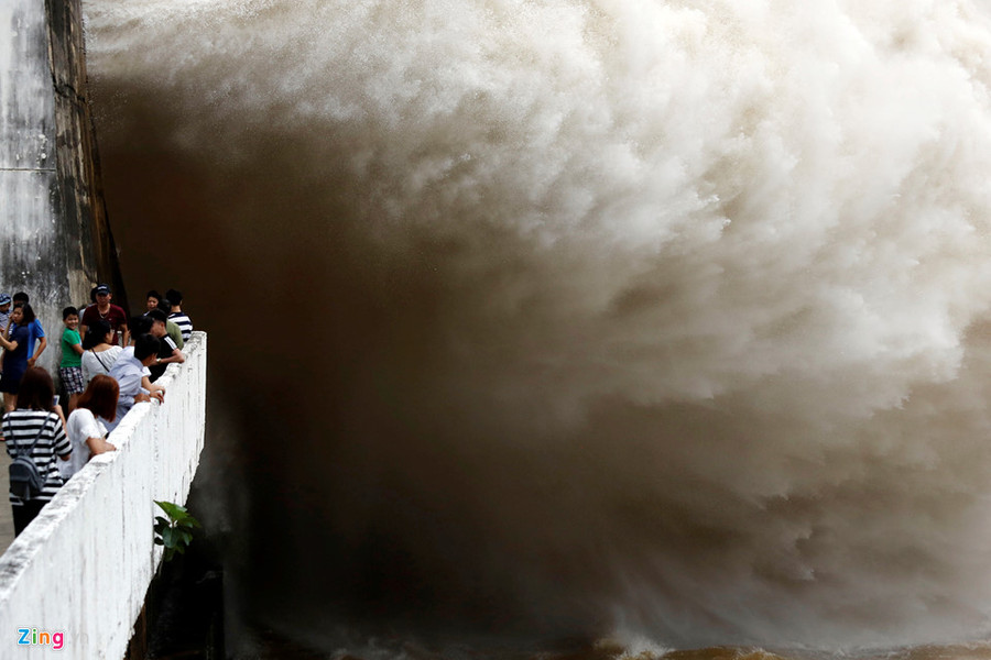 Cụ thể, từ 18h ngày 18/7, hồ thủy điện Hòa Bình mở cửa xả thứ nhất và cho đến 6h ngày 19/7 mở thêm cửa xả đáy thứ hai. Cụ thể, từ 18h ngày 18/7, hồ thủy điện Hòa Bình mở cửa xả thứ nhất và cho đến 6h ngày 19/7 mở thêm cửa xả đáy thứ hai.