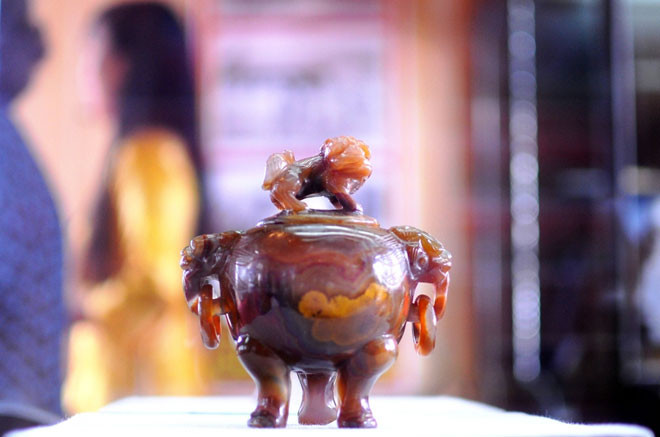 Đỉnh ngọc do Ngự xưởng chế tác, sử dụng trang trí trong thư phòng cung đình triều Nguyễn