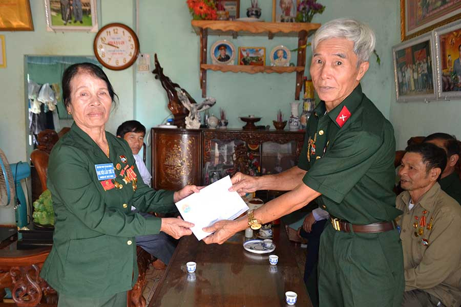 Ban Liên lạc Hội Truyền thống Trường Sơn-đường Hồ Chí Minh Gia Lai tặng quà cho gia đình hội viên Nguyễn Thị Thủy (ở xã Đak Krong, huyện Đak Đoa). Ảnh: Lê Nam 1 Ban Liên lạc Hội Truyền thống Trường Sơn-đường Hồ Chí Minh Gia Lai tặng quà cho gia đình hội viên Nguyễn Thị Thủy xã Đak Krông. Ảnh: Lê Nam